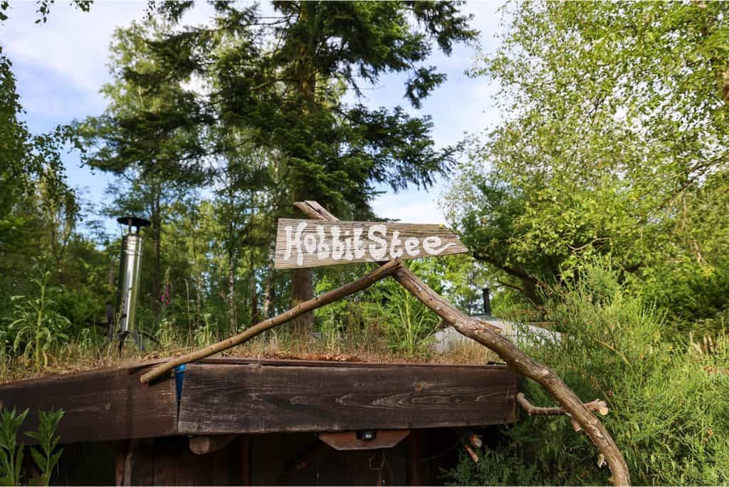 Emmerdennen bijzondere verhuur hobbithuisje bordje