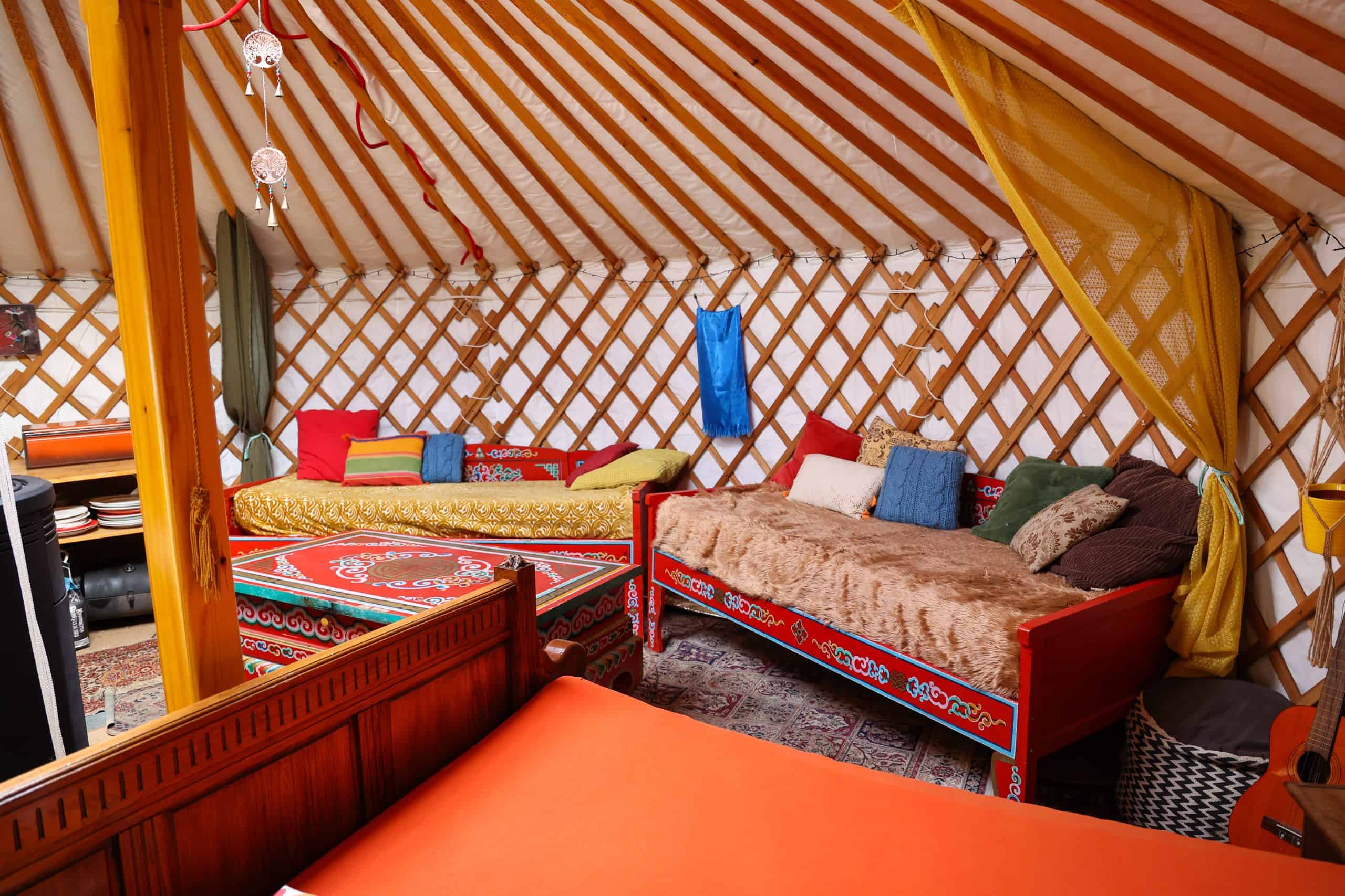 Emmerdennen bijzondere verhuur grote yurt bedbanken