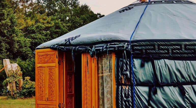 Emmerdennen bijzondere verhuur grote yurt ingang