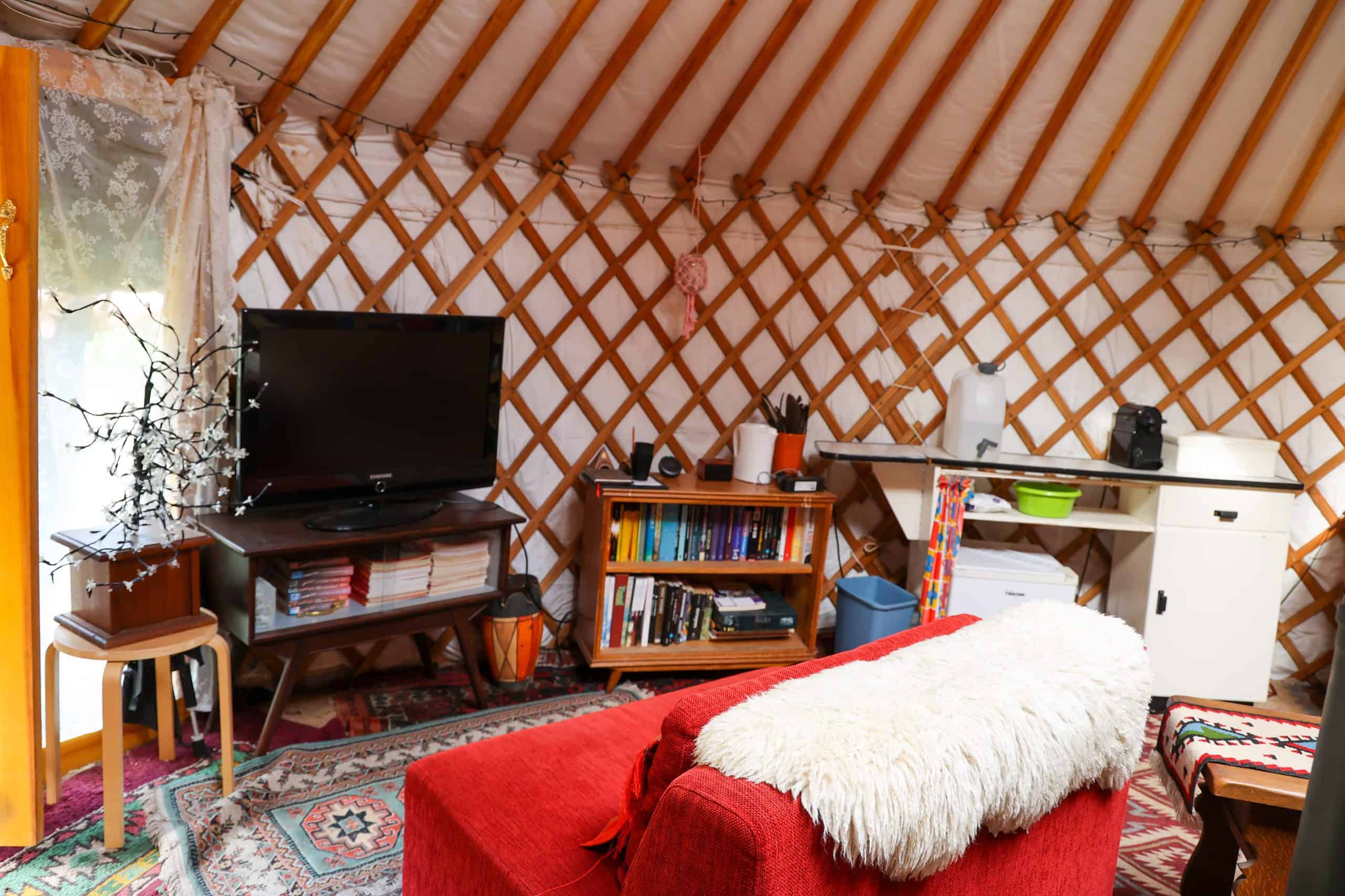 Emmerdennen bijzondere verhuur grote yurt tv en keukenkastje