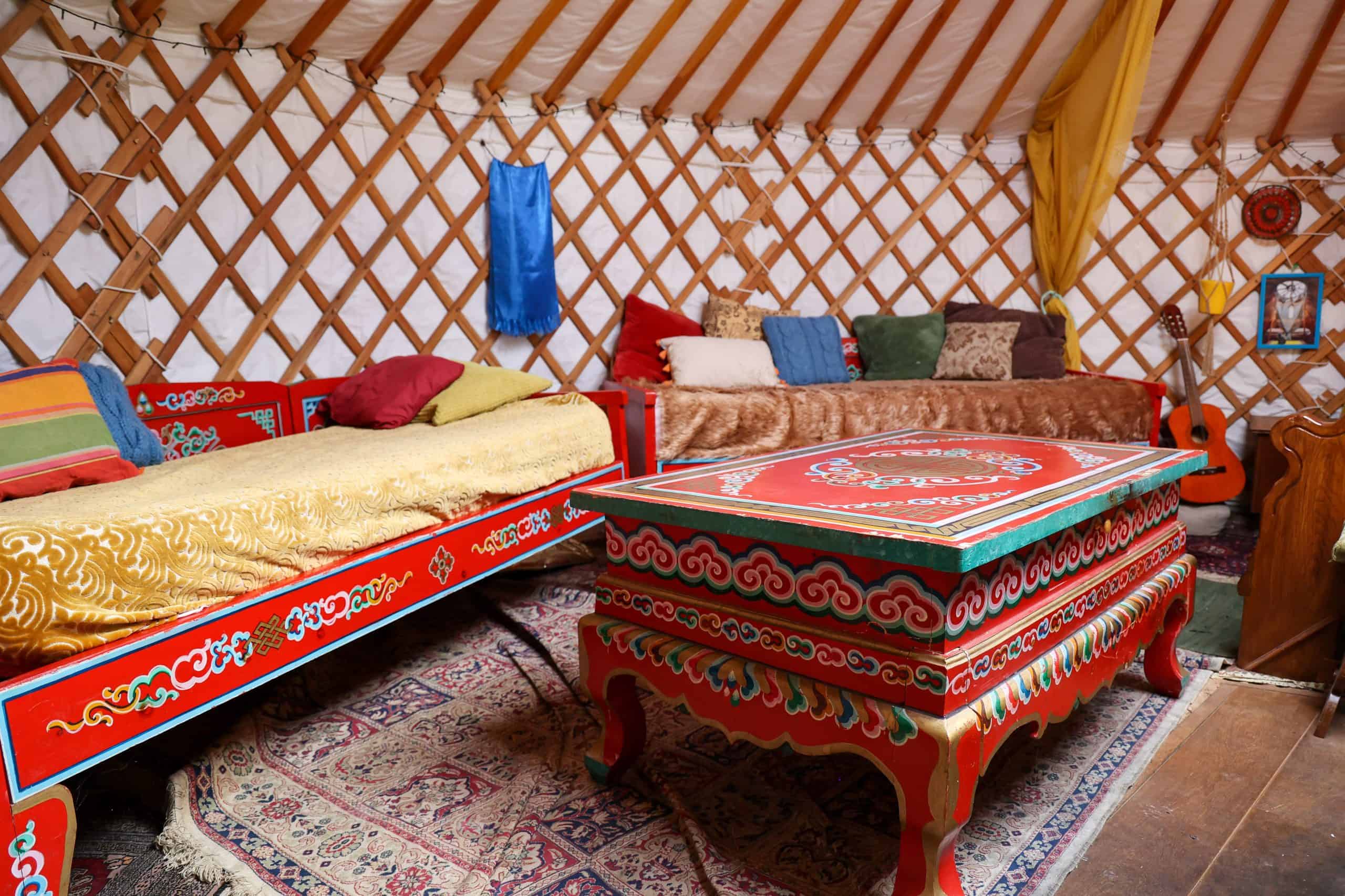 Emmerdennen bijzondere verhuur grote yurt zithoek